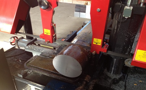 白鹭湖管理区卧式带锯床加工时出现明显振荡如何排查？