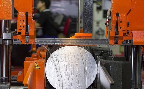 白鹭湖管理区立式金属带锯床切削出现跑带故障解决方法！